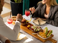 Po tym poznasz, że spotykasz się z narcyzem. Zrób mu taki test w restauracji