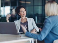 Co mówić, gdy ktoś cię znieważa w pracy? 10 odpowiedzi z klasą na złośliwe docinki współpracowników