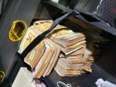 Nalot policji na firmy transportowe. Zabezpieczono gotówkę i broń