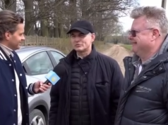 Kobieta stała z przebitą oponą. Pomogło jej… dwóch księży