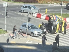 Karetka przewróciła się na Rondzie Zesłańców Syberyjskich po zderzeniu z oplem