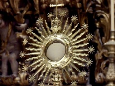 Złote kolczyki na komunię dla dziewczynki – jak wybrać pamiątkę, która zostanie z nią na lata?