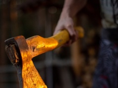 Groza w Jeżowem! Ruszył na policjantów z siekierą – tylko chwila dzieliła od tragedii