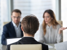 „Tak się ucieszył z zatrudnienia, że pierwszego dnia pracy został dyscyplinarnie zwolniony”. Specjaliści od HR opowiadają o najdziwniejszych rekrutacjach