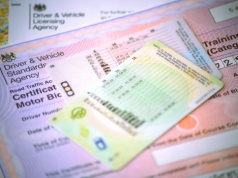 DVLA cofnęła uprawnienia tysiącom kierowców. Co jest powodem?