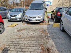 Po zimie z ostrowieckich ulic i parkingów znikają porzucone auta
