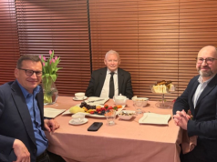 Nocne narady przy eklerkach. Co naprawdę działo się przy stole Kaczyńskiego, Morawieckiego i Bielana