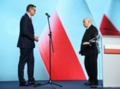 Siedem godzin nocnych negocjacji. Kaczyński i Morawiecki ogłaszają