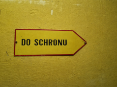 MSWiA milczy, KEP odpowiada. Kulisy planu budowy „parafialnych schronów” z funduszy publicznych
