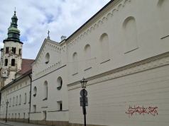 CSI Wykop. Graficiarz zniszczył wiele zabytkowych elewacji w Krakowie.