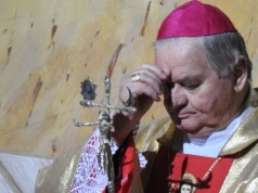 Biskup uprzedza decyzję uczelni. Zrzeka się honorowego tytułu