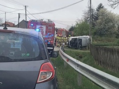 Dachowanie w Łukawcu. Auto w rowie, na szczęście bez rannych