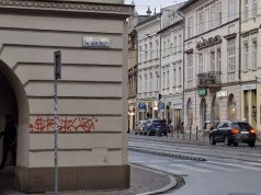 Wandale zdewastowali elewacje w centrum miasta. Kilkanaście zabytków uszkodzonych  (Galeria)