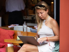 Różnice międzypokoleniowe widoczne gołym okiem. "Córka wstaje o 12, my od 3 w nocy jesteśmy na nogach"