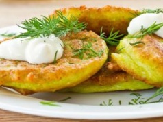 Nie ścieram cukinii na placki. Maczam w cieście i smażę na złoto, jest smaczniej i szybciej