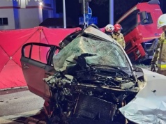 Zderzenie dwóch BMW i ciężarówki. Jeden z kierowców był zakleszczony, drugi pijany. Do szpitala trafił 19-latek