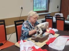 W gminie Świdnica mieszkańcy szyją narodowe flagi