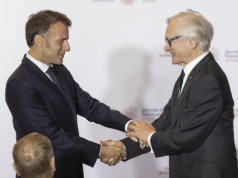 Gdańsk. Andrzej Seweryn z Nagrodą im. Geremka. Statuetkę wręczył Emmanuel Macron