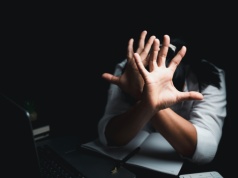 4 na 5 pracowników doświadcza przemocy w pracy. Połowa boi się zgłaszać incydenty