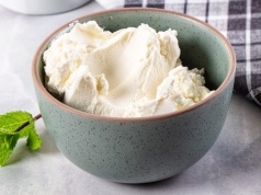 Najgorszy ser dla serca i sylwetki. Zapycha żyły cholesterolem, a jemy go łyżkami