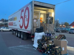 Outlet Biedronki w Krakowie. Przyczepa z tanimi produktami już otwarta