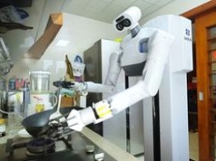 Po tańcu i biegach chińskie roboty wchodzą do domów. Sygnał dla branży