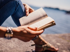 „Ból to ołówek, którym piszę”. Tomik Marty Herdzik-Mecińskiej pt. „Za drzwiami słów”