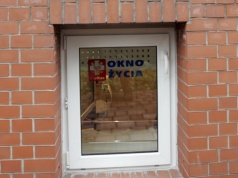 Zostawiono półtoraroczne dziecko. Przy nim ważna wiadomość