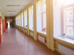 Niepokój w kieleckich szkołach. Po incydencie dziadkowie zostali za drzwiami