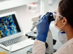 Mikrobiom jelitowy może wskazywać ryzyko choroby Parkinsona na lata przed objawami