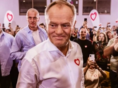 Donald Tusk poza kamerami. Historia pełna nieoczywistych zwrotów