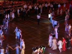 Zabrali na wesele dzieci. "Trzeba było wynająć nianię, to byś potańczyła"