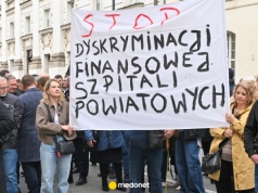 "109 zł za rok ratowania życia to kpina". NFZ rozlicza nadwykonania, szpitale będą milczeć