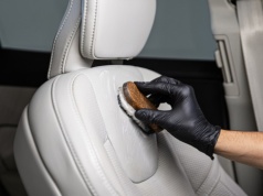 Pranie tapicerki i czyszczenie skóry w aucie. Jak to zrobić?