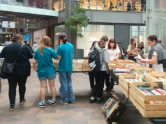 Bez marnowania i charytatywnie. Czas na kwietniowe „Żyjące książki”