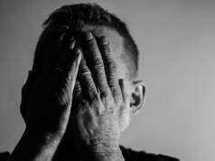 Są gorzej wykształceni, ciężej chorują i szybciej umierają. Ekspert: system jest przeciwko mężczyznom