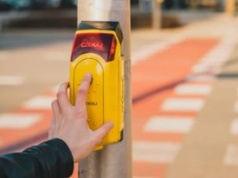 Ukryty przycisk przy przejściu dla pieszych. Do czego naprawdę służy?