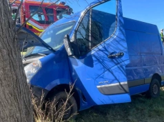 Groźne zderzenie na DK92. Bus i osobówka, jedna osoba poszkodowana