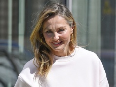 Małgorzata Socha w bluzie i satynowej spódnicy. Prosto, a efekt wow