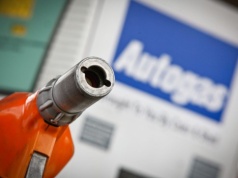 Diesel mocno tanieje w hurcie, benzyna odbija. Aramco znów najtańsze