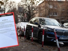 Kurier podjechał pod szkołę z paczką. Nie mógł uwierzyć w treść kartki, jaką znalazł potem na aucie