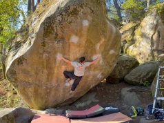 Oriane Bertone na dwóch klasykach w Bleau, w tym „Gecko assis” 8B+