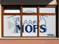 Idziesz do MOPS-u? Możesz się rozczarować. W wielu miejscach już je zlikwidowano