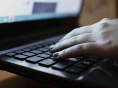 To dzieje się w sekundę. I napędza falę fake newsów w sieci