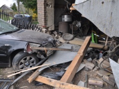 Pijany i bez uprawnień. Uderzył BMW w budynek