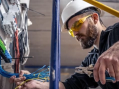 Elektryk – zawód, który wygrywa ze sztuczną inteligencją