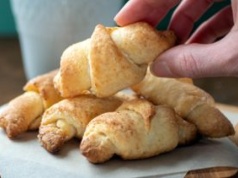 Szybkie rogaliki ze starego przepisu babci. Listkują jak półfrancuskie
