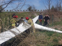 Awaryjne lądowanie szybowca. Maszyna zahaczyła o ogrodzenie