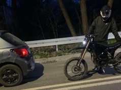 Motocykl elektryczny uderzył w auto. Kierowca uciekł z miejsca kolizji w Kozach. Policja szuka świadków