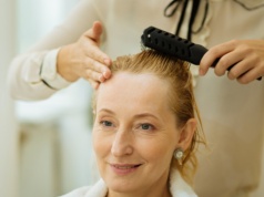Fryzjerzy polecają je kobietom po 50. Twarz zyskuje naturalny lifting